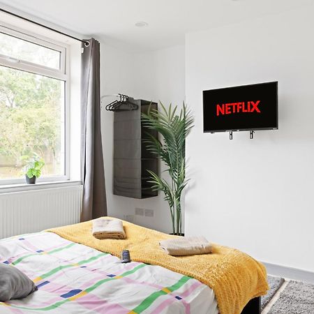 Stanion Luxurious 3 Bedroom Modern House Northamptonshire, Double, Twins, Single, Free Parking, Free Wi-Fi, Pets, Up To 8 Sleeps, 4 Smart Tvs Корби Екстериор снимка