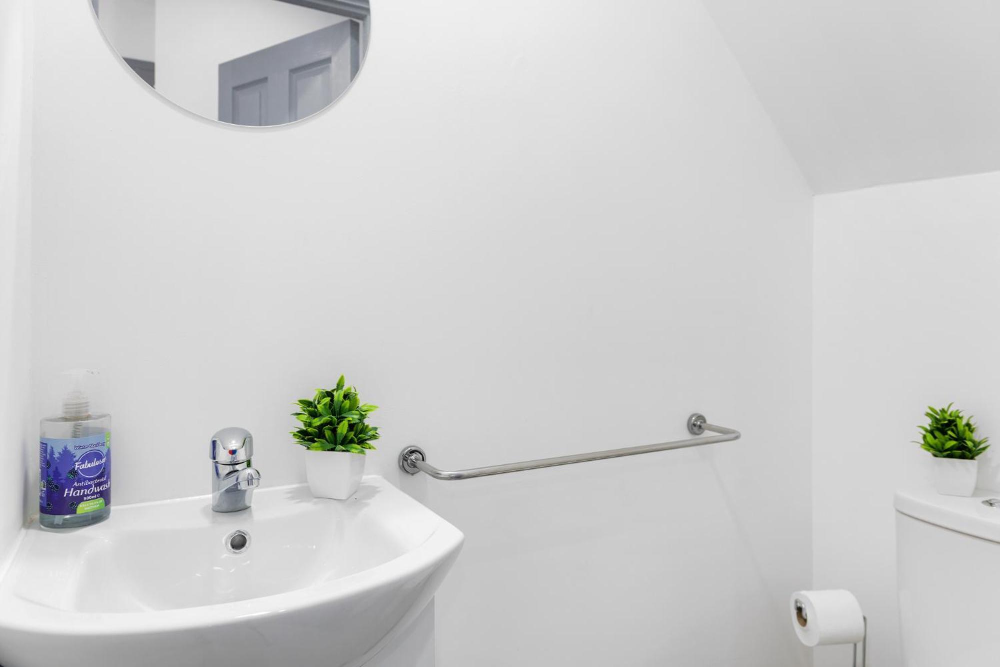 Stanion Luxurious 3 Bedroom Modern House Northamptonshire, Double, Twins, Single, Free Parking, Free Wi-Fi, Pets, Up To 8 Sleeps, 4 Smart Tvs Корби Екстериор снимка